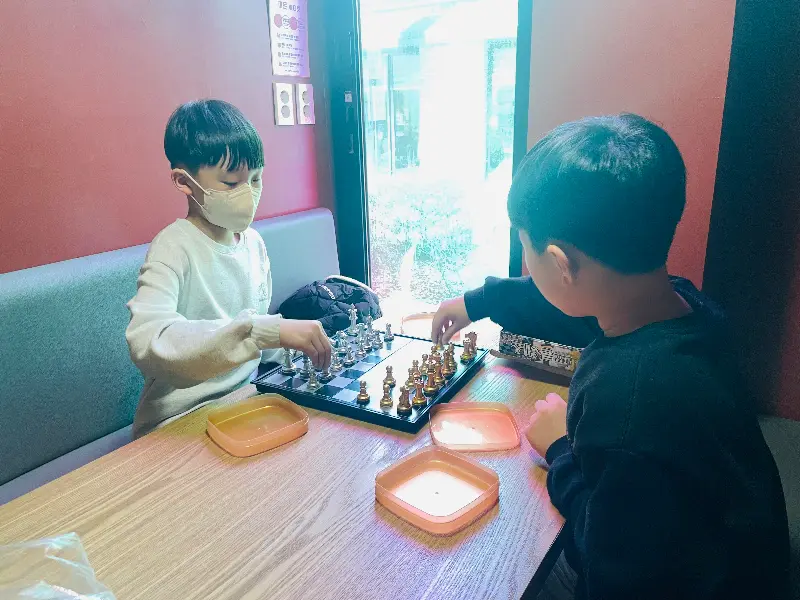 보드게임을 즐기는 사람들