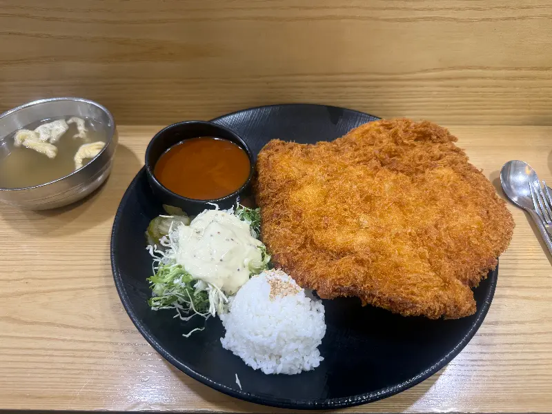 푸짐한 돈까스 정식