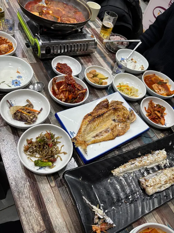갈치조림과 함께 옥돔구이, 다양한 밑반찬이 푸짐하게 차려진 한 상 차림.