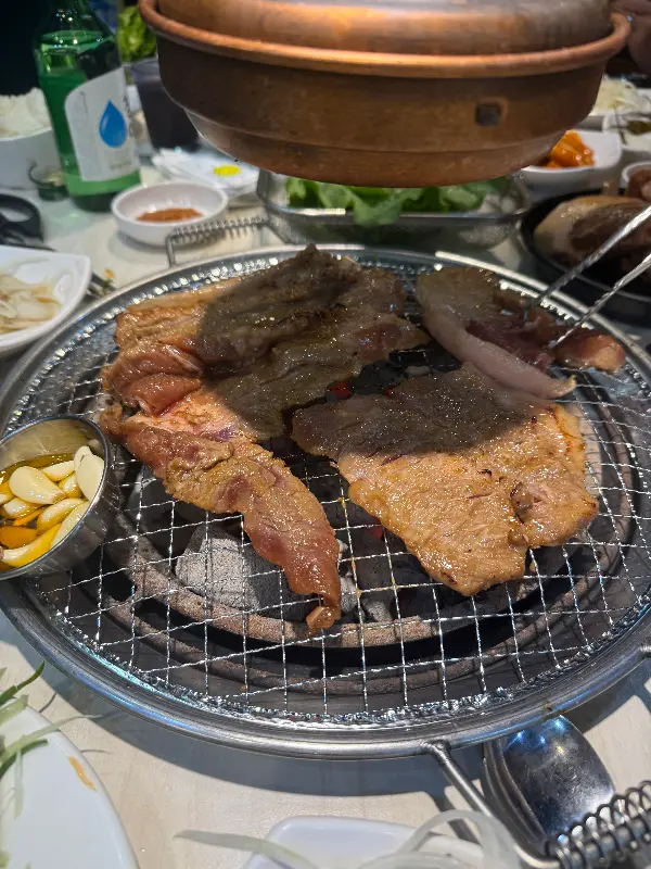 숯불 위에서 노릇하게 구워지는 돼지갈비