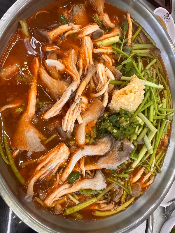 미나리와 버섯, 차돌박이가 푸짐하게 들어간 샤브칼국수