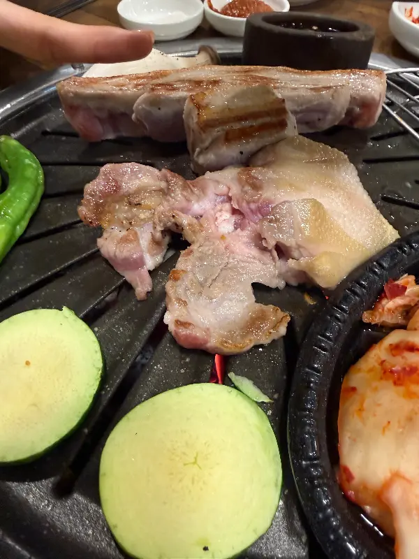 불판 위의 삼겹살