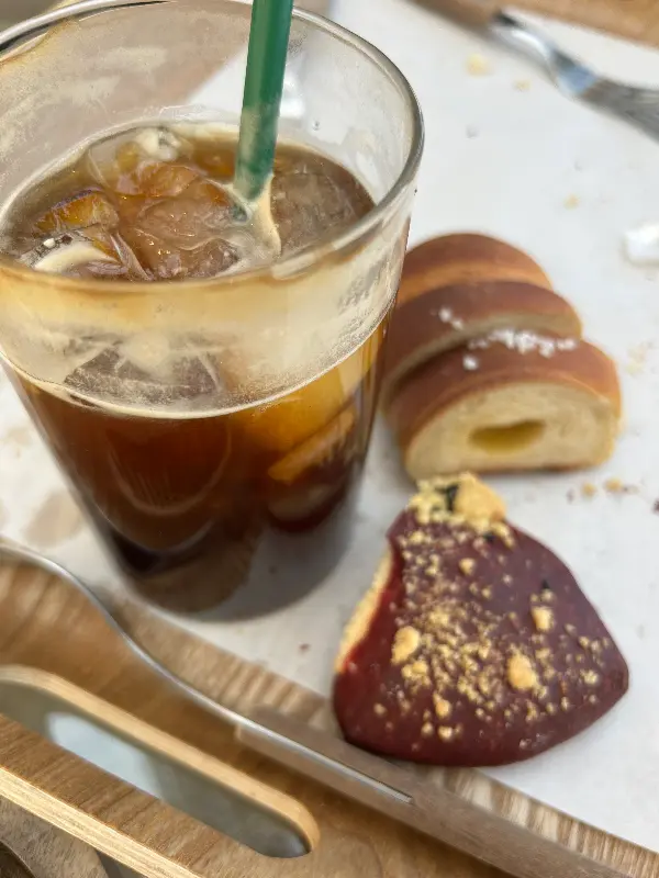 아이스 아메리카노와 디저트