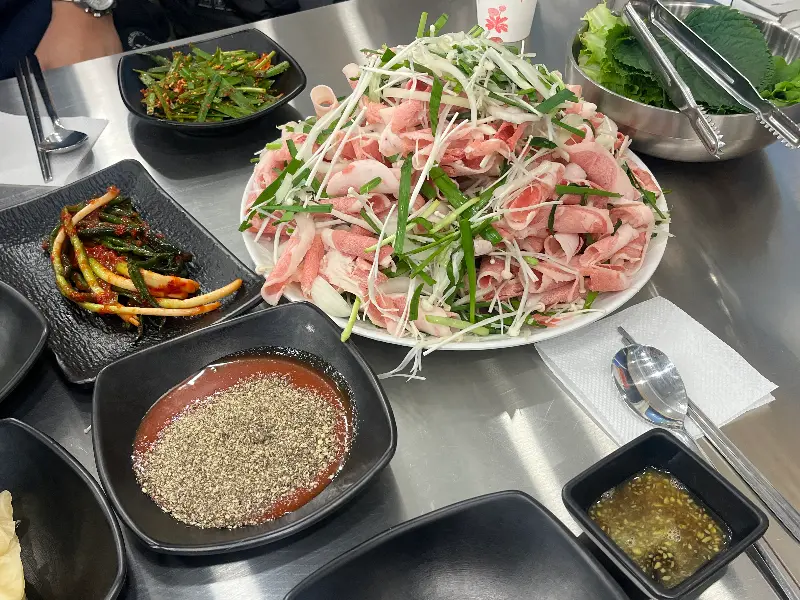 오리 차돌박이와 풍성한 밑반찬