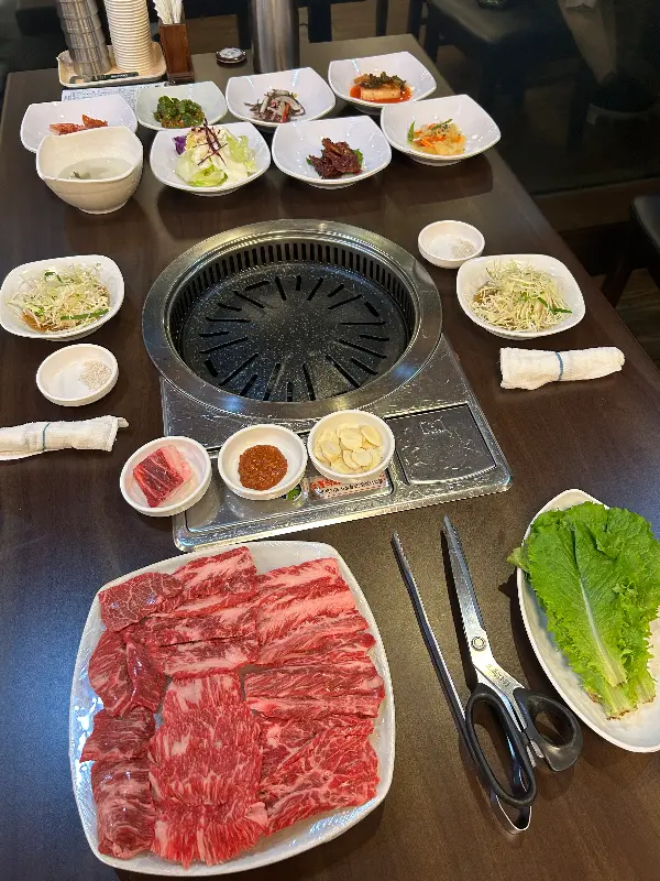 푸짐한 밑반찬과 신선한 한우