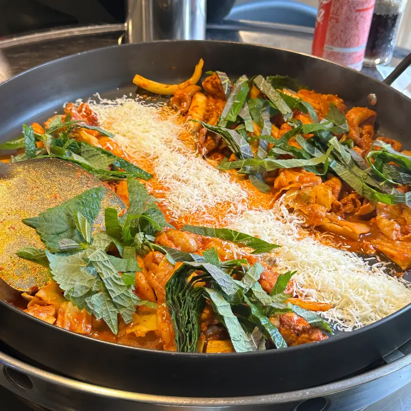 깻잎이 듬뿍 올려진 닭갈비