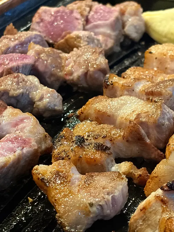 불판 위에서 익어가는 삼겹살과 야채