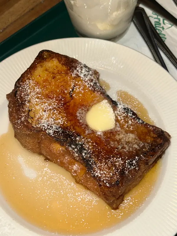 버터와 슈가파우더가 뿌려진 프렌치 토스트 디테일 샷