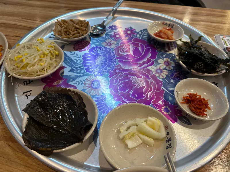 오봉집의 푸짐한 밑반찬 구성