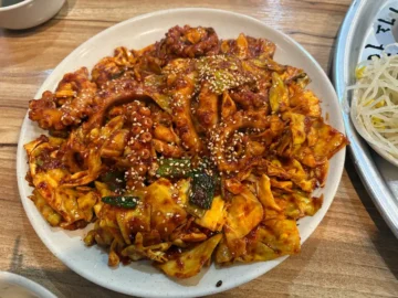 속초에서 맛보는 매콤한 행복! 오봉집, 여기 진짜 찐 맛집 레전드!