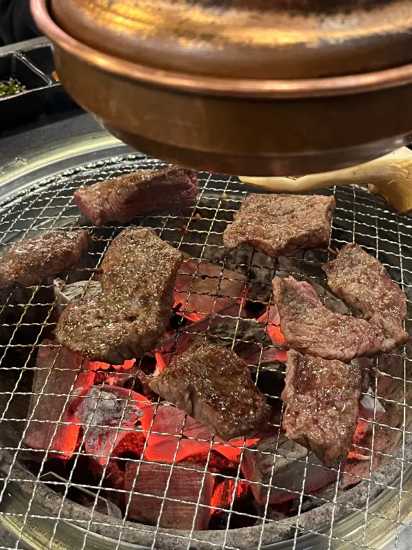 숯불 위에서 익어가는 꽃갈비살