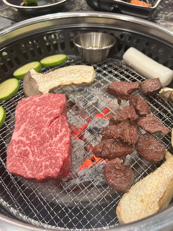 숯불 위에서 익어가는 등심과 채소