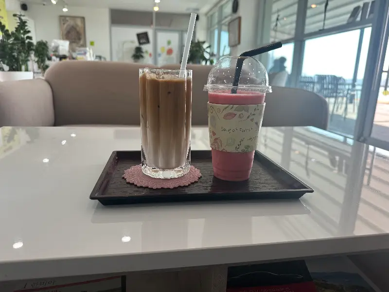카페 내부 테이블에 놓인 음료