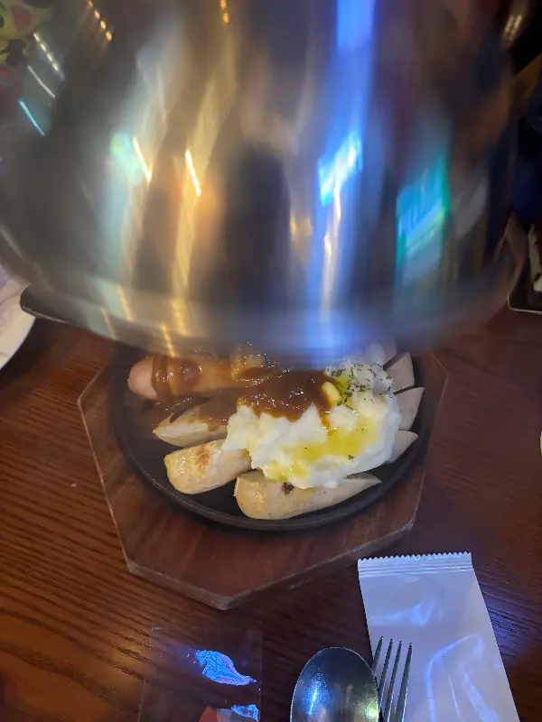 소세지와 매쉬포테이토, 소스가 조화롭게 담긴 모습