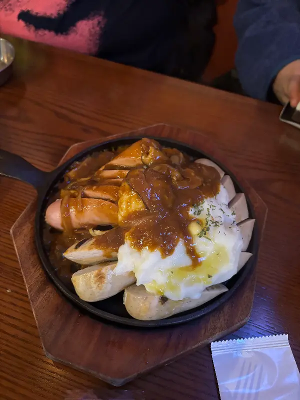 철판 위에서 지글거리는 소세지