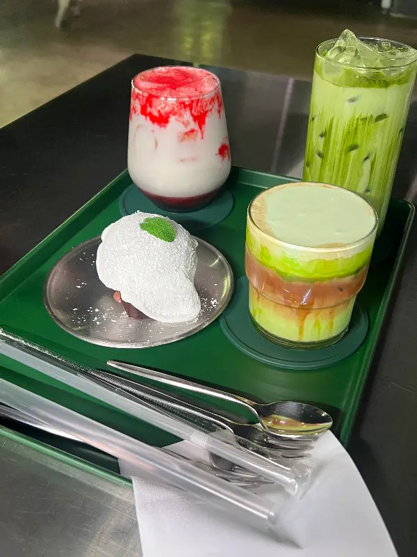 다양한 디저트와 음료