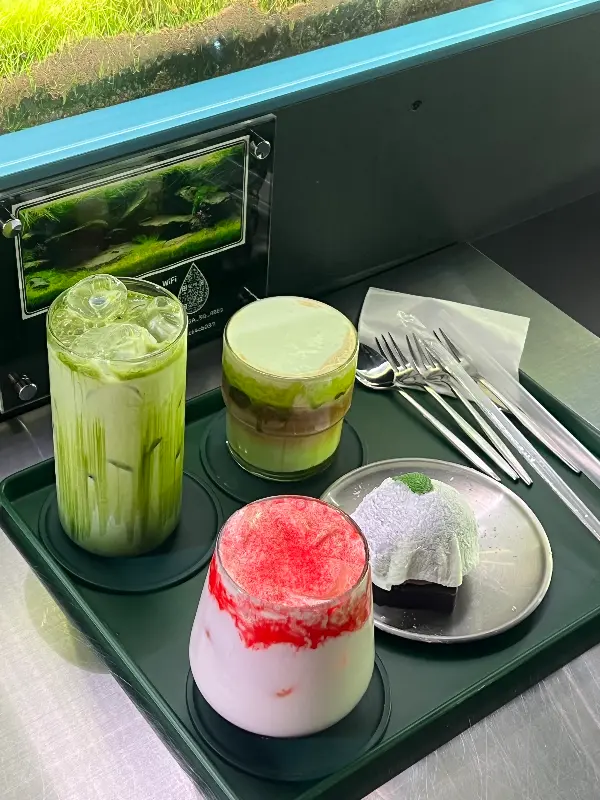 음료와 디저트 근접샷