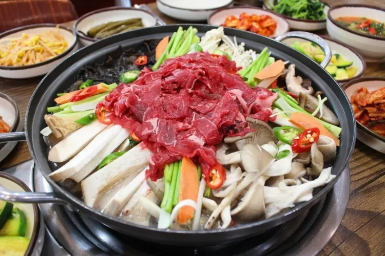 다양한 버섯과 쇠고기가 어우러진 버섯전골