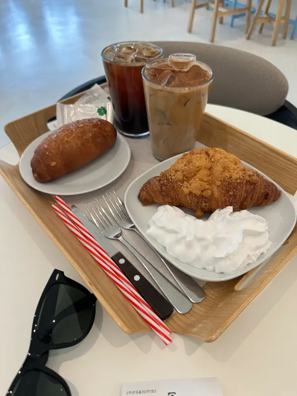 마운트리 라떼와 누룽지 소금빵