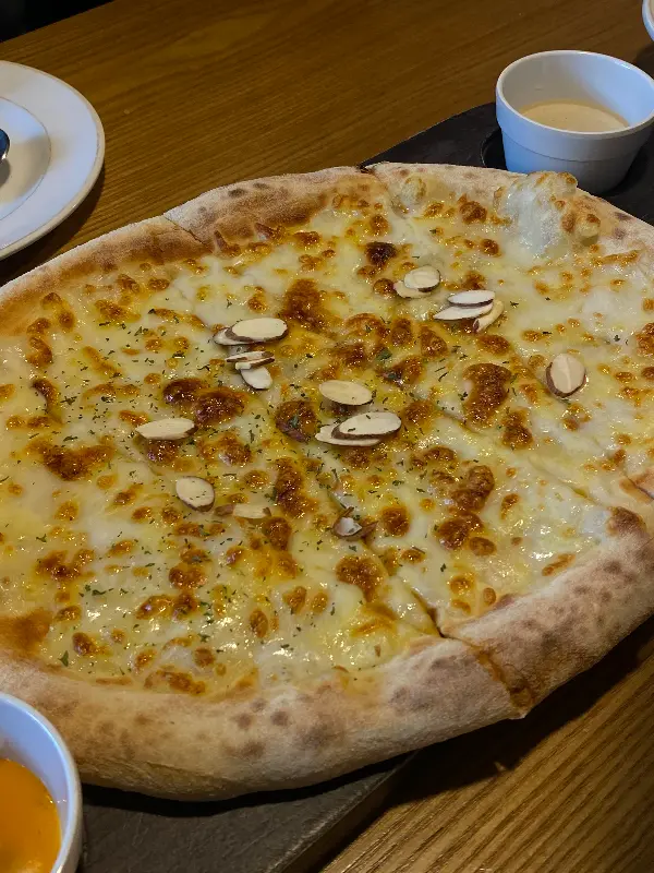 세 가지 매력을 동시에 느낄 수 있는 시그니처 피자