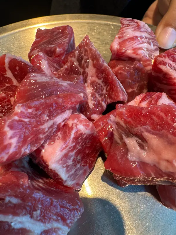 섬세한 마블링을 자랑하는 큐브 눈꽃살