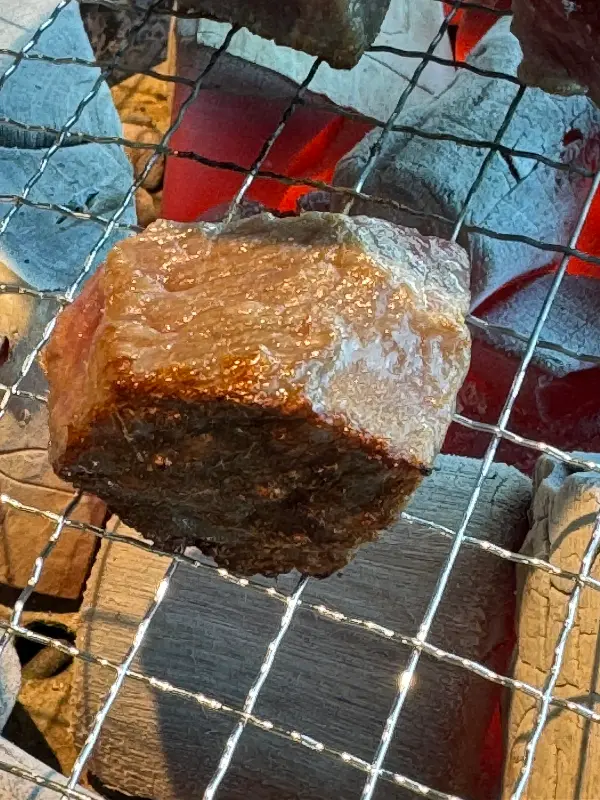 노릇노릇하게 구워진 큐브 눈꽃살