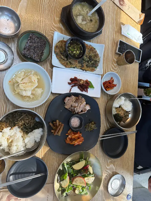 푸짐한 산채비빔밥 한 상 차림