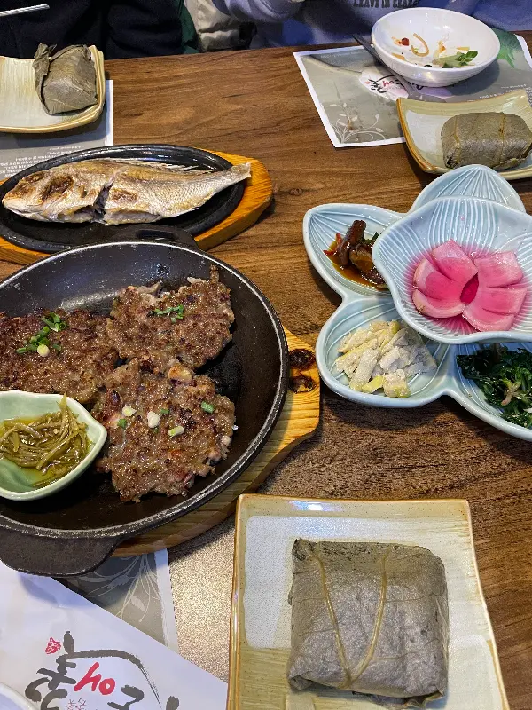 푸짐한 한 상, 젓가락을 멈출 수 없는 맛의 향연