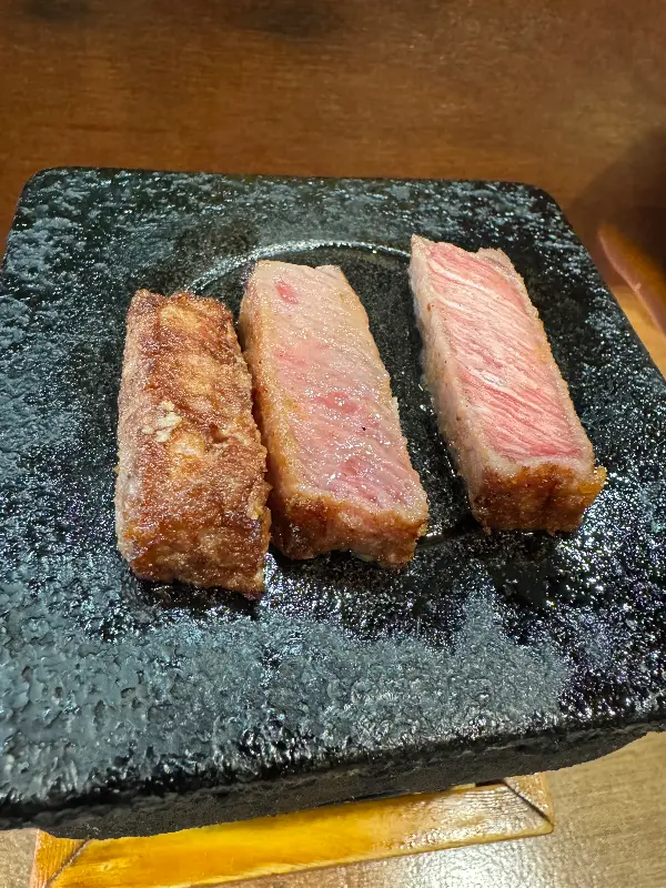 돌판 위에서 익어가는 규카츠 근접샷