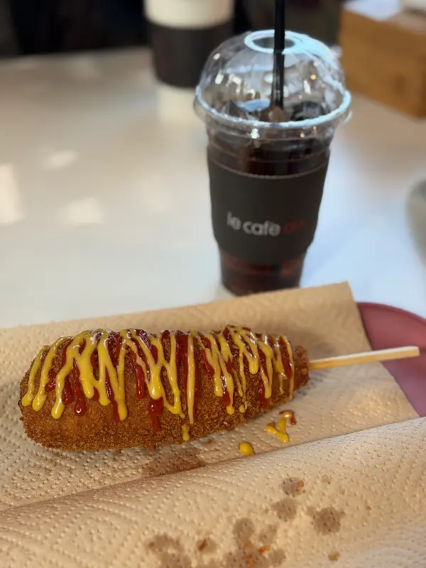 케첩과 머스타드가 뿌려진 핫도그