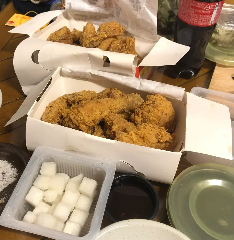 두 마리 치킨이 푸짐하게 담겨 있는 모습