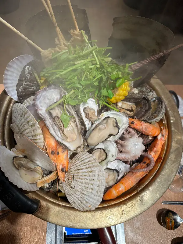 다채로운 해산물이 가득한 찜기