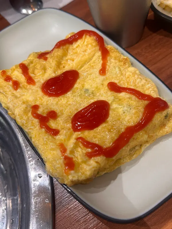 케첩으로 그림이 그려진 귀여운 계란말이