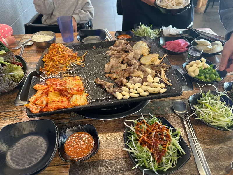 다양한 곁들임 메뉴와 함께 즐기는 푸짐한 한 상