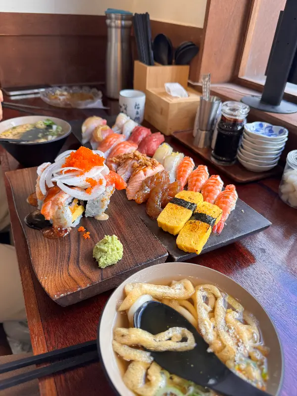 초밥, 롤, 우동이 함께 나오는 세트 메뉴