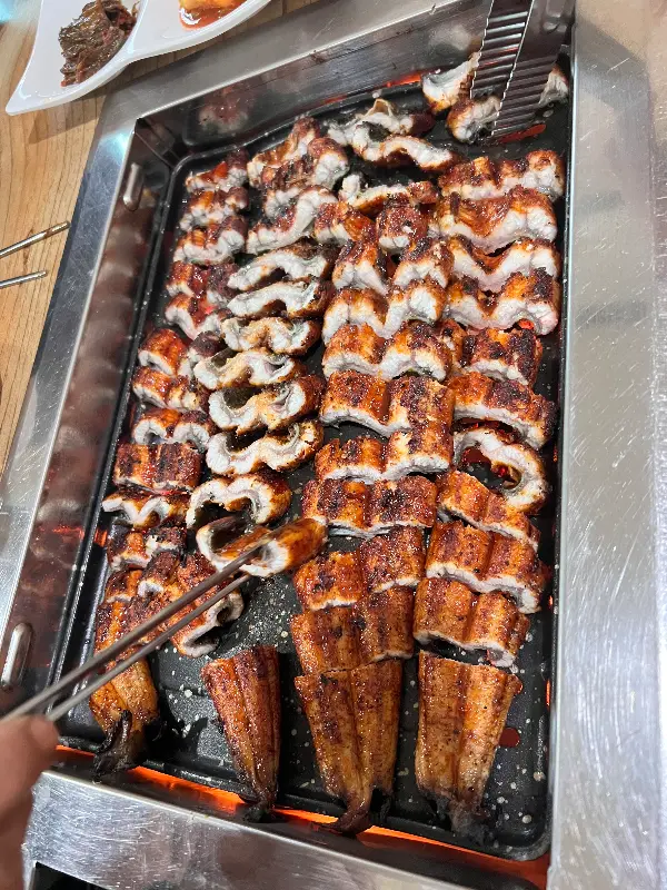 숯불 위에서 구워지는 장어