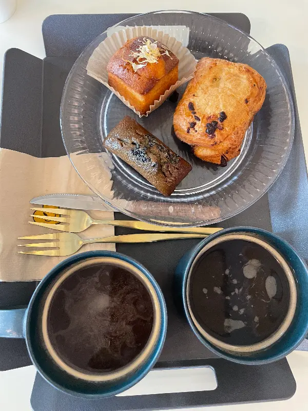 바닐라빈 라떼와 스콘