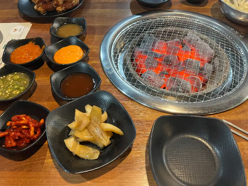 숯불과 다양한 소스들