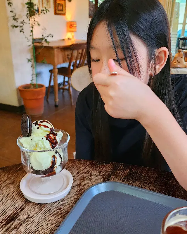 아이스크림을 먹는 아이의 모습