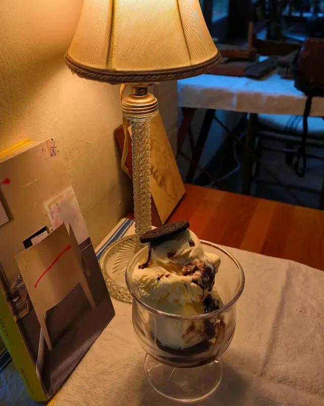 테이블 위에 놓인 아이스크림과 램프