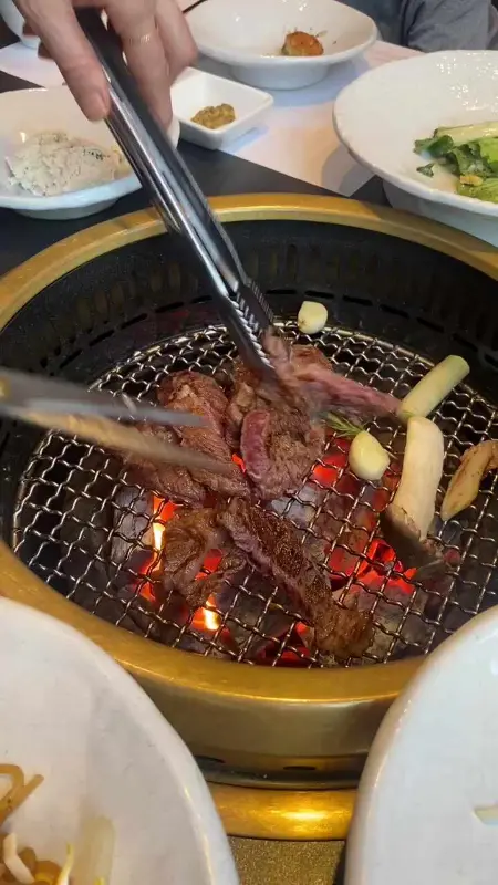 숯불 위에서 익어가는 우설화 고기