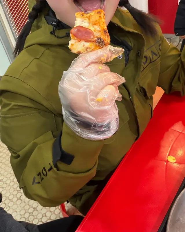 피자 먹는 모습