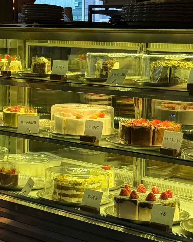 다양한 종류의 케이크가 진열된 쇼케이스