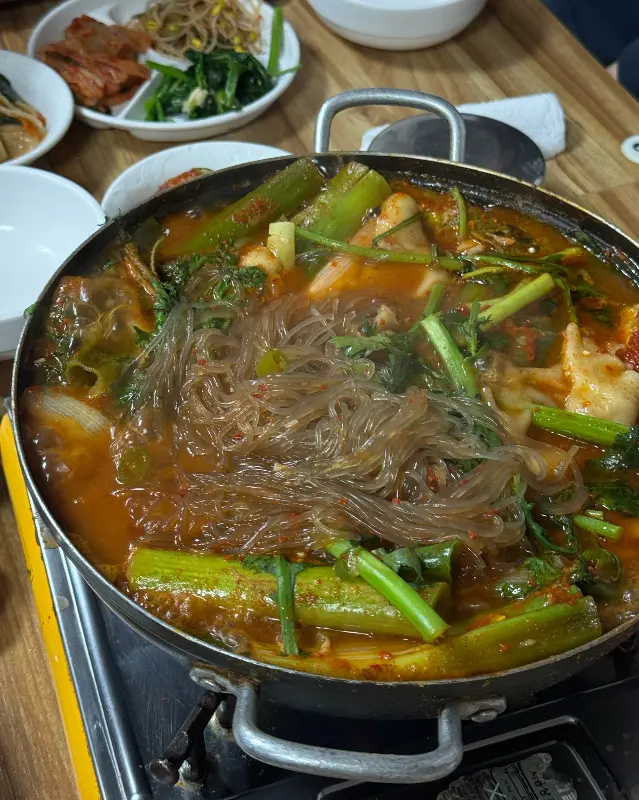 매운탕과 밑반찬 클로즈업