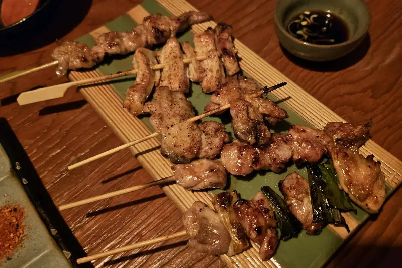 윤기가 흐르는 꼬치구이