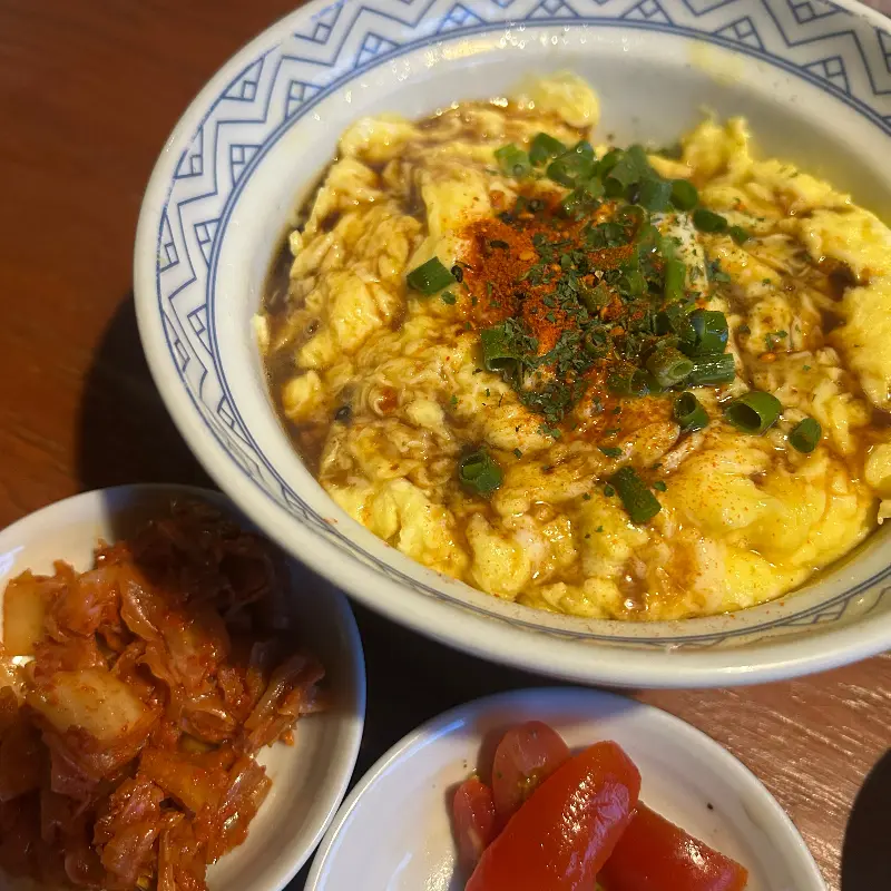 계란이 올라간 볶음밥