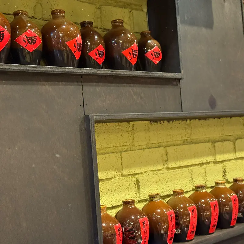 깔끔하게 진열된 술병들