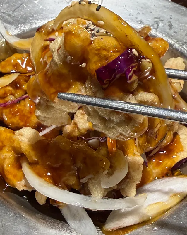 젓가락으로 집어 올린 탕수육