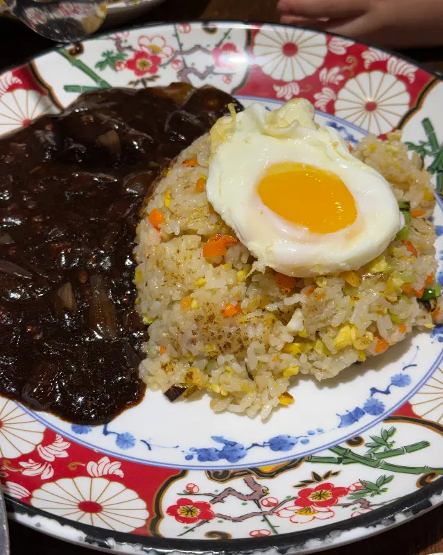 짜장 소스가 듬뿍 올려진 볶음밥