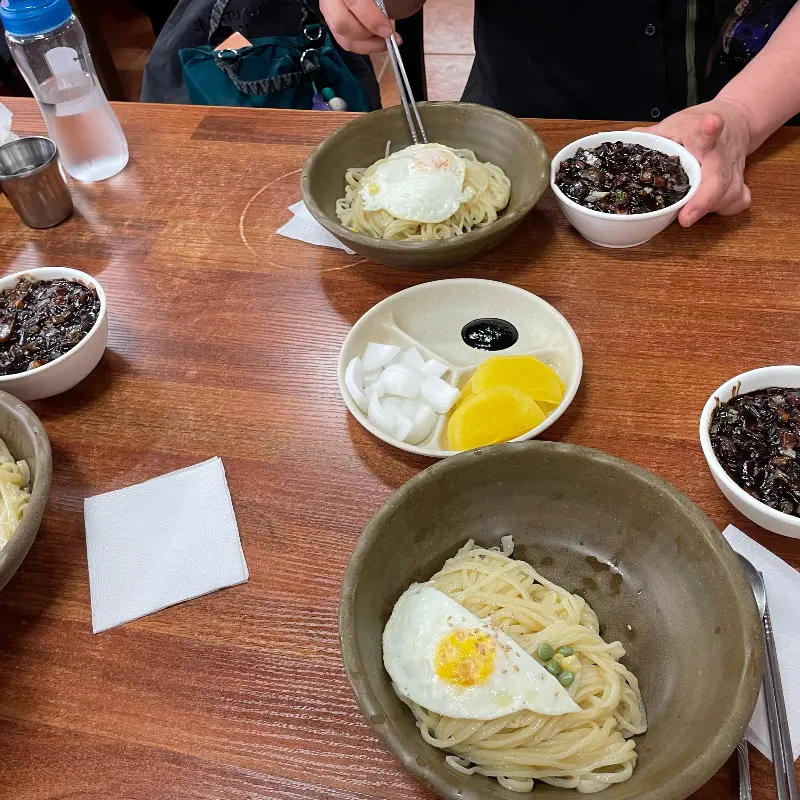 간짜장과 계란이 올려진 짜장면